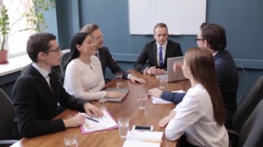 Grup, harika bir konuşmadan sonra bir lideri alkışlıyor.. 