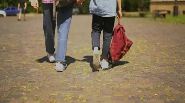 Genç bekar anne oğluyla yürüyor. 