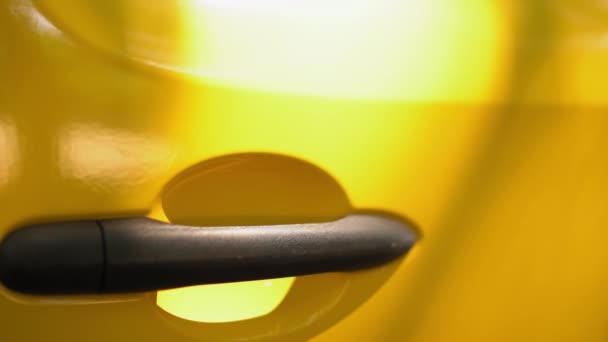 Gelbe Autotür mit Kunststoffgriff — Stockvideo
