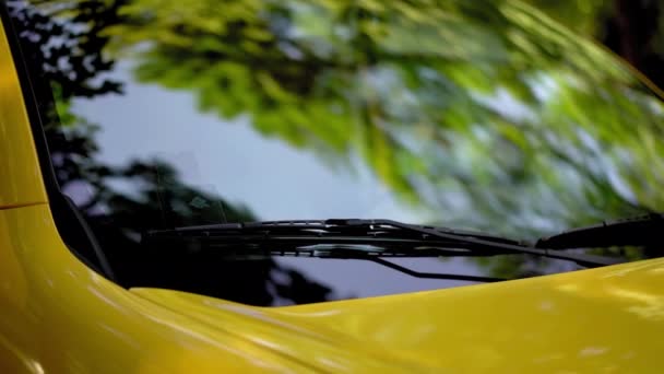 Kamera sarı bir arabanın üzerinde kayıyor. — Stok video