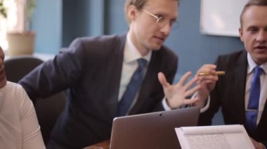 Yönetim kurulunda iş adamları görüşmeleri. 