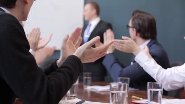 Applaus voor een jonge werknemer na zijn presentatie van een nieuwe strategie. — Stockvideo