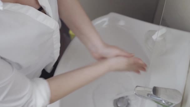 Jeune femme se lave les mains propres avec du savon antibactérien . — Video