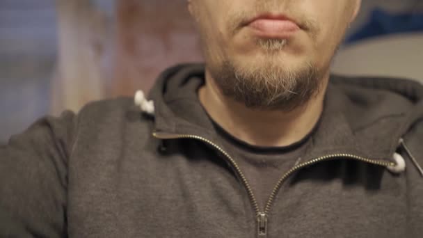 Blogueur homme réglage de la caméra pour faire un nouveau spectacle .