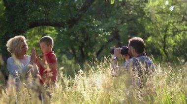 Annemle tekerlekli sandalyede ve baba fotoğrafçıyla ailecek vakit geçirmek.