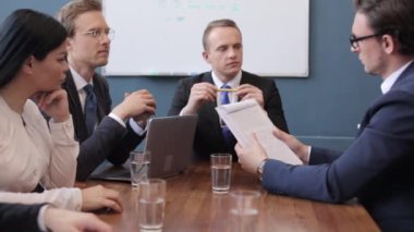 Masada oturan bir grup insan.