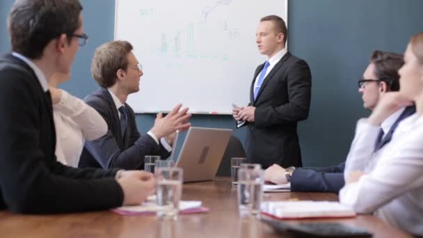 Junge, gut aussehende Freiberuflerin konsumiert Seminar für Kollegen. — Stockvideo