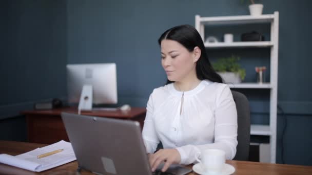 Asiática mujer trabajando en la actualización de documentos sentado en la oficina . — Vídeos de Stock