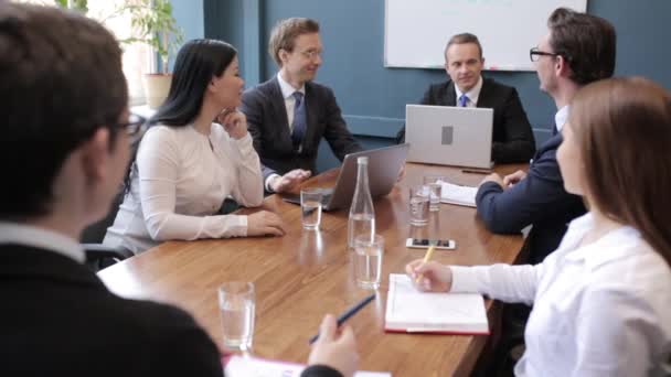 Affärsmän som diskuterar idéer sittande i ett konferensrum. — Stockvideo