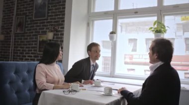 İş adamları öğle yemeğinden önce birbirlerini selamlarlar.