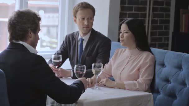 Zakenmensen vieren deal succes tijdens het drinken van een glas wijn. — Stockvideo