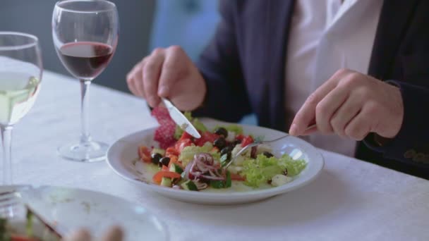 Uomini d'affari seduti a un tavolo con un piatto di cibo . — Video Stock