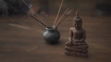 İşadamları masa süslemesi ve tütsü kasesi.