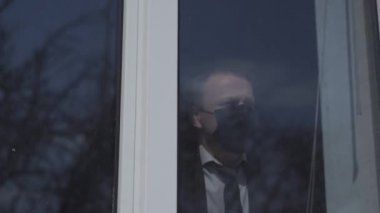 İzole iş adamı takım elbiseli. Duyulmak için pencereye çarpıyor..