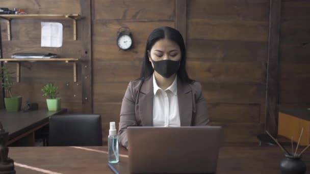 Bizneswoman siedzi przed laptopem w czasach kwarantanny — Wideo stockowe