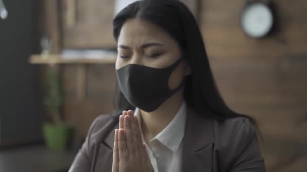 Mulher de negócios trabalhando durante dias pandêmicos . — Vídeo de Stock