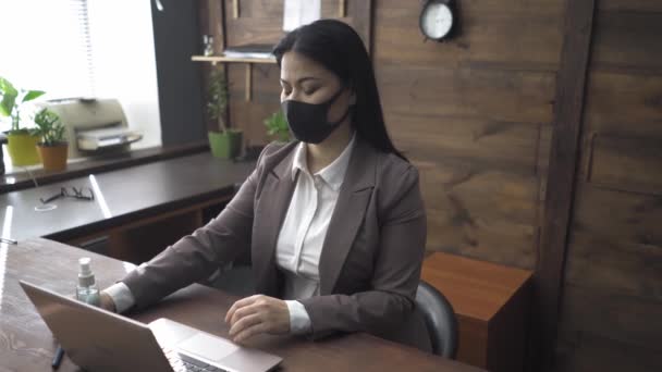 검역 일에 사무실에서 일하는 아시아 사업가. — 비디오