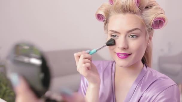Blond meisje zetten op een make-up zitten thuis op een quarantaine. — Stockvideo