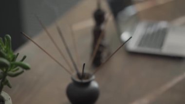Modern etnik ofiste iş adamı çalışma yeri.