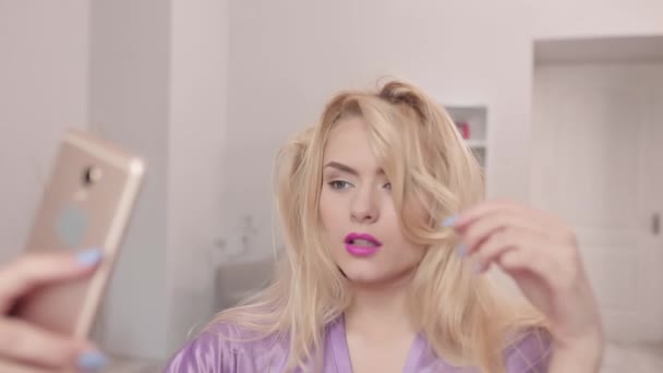 Blond bloggare flicka inspelning ny video eller vinstockar eller göra en selfie — Stockvideo