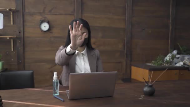 Asiatico donna dicendo per mantenere il distanza in un quarantena giorni . — Video Stock