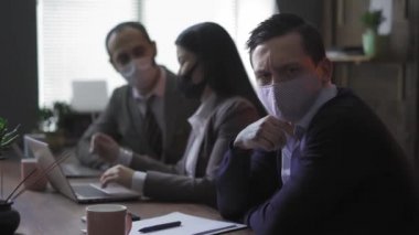 Karantina günlerinde genç serbest çalışan müşterilerle video konferansı. 