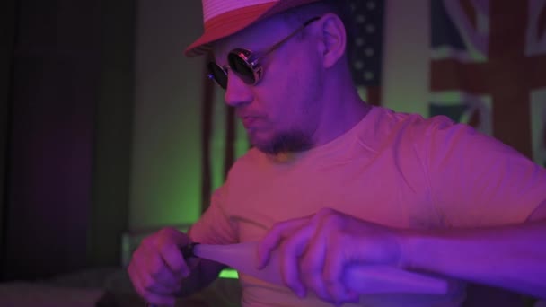 Creatieve freelancer vaststelling van hookah pijp in neon verlichting. — Stockvideo