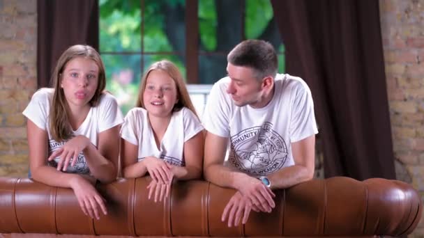 Una famiglia divertente sta facendo facce stupide — Video Stock