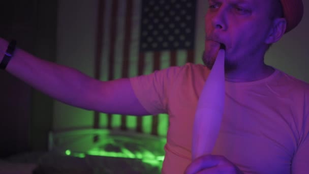 Blogger streaming smoking hookah in neon lights — Stock Video