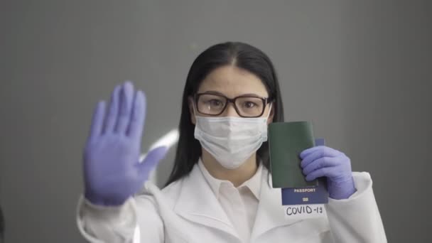 Avviso di un medico che dice di fermarsi a viaggiare con i passaporti in mano . — Video Stock