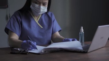 Dizüstü bilgisayarda çalışan hastaların veri doktorları işleniyor
