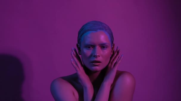 Lila Neon im Gesicht mit kosmischem Make-up — Stockvideo
