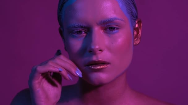 Zauberhafte Bewegungen der Schönheit mit farbenfrohem Make-up — Stockvideo