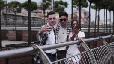 Ülkenin farklı şehirlerinde seyahat eden genç arkadaşlar farklı fevkalade yerlerin arka planında selfie çekiyorlar. Genç çift şehirde arkadaşlarıyla buluşup fotoğraf çekmeye karar verdi. Prores 422