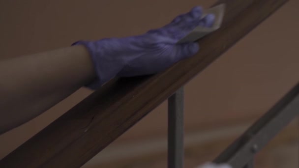 Pulizia antibatterica in quarantena con flacone spray per prevenire l'infezione da coronavirus in ospedale, donna in uniforme medica. Pandemia di quarantena coronavirica di servizio. Prore 422 — Video Stock