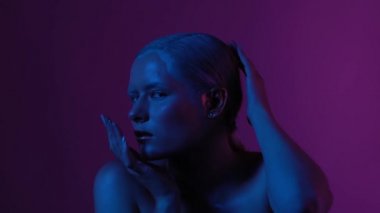 Renkli makyajlı güzel bayan yavaş hareket ediyor.