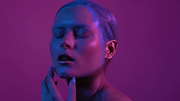 Schön jung modell looks in camera und touches sie lip — Stockvideo