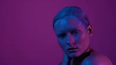 Yaratıcı makyajlı hanımın zarif hareketleri.