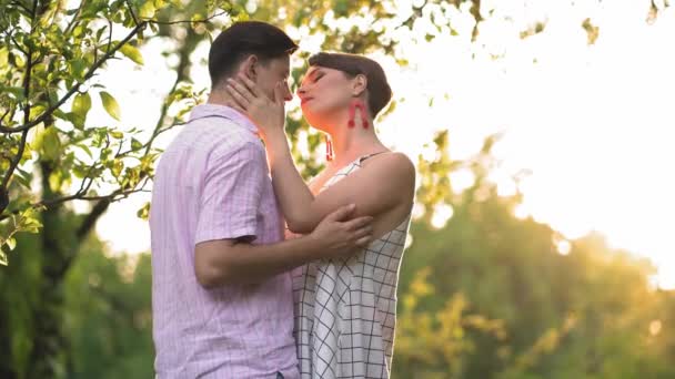 Casal romântico no parque de verão — Vídeo de Stock