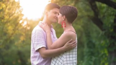 Aşk Çifti Yaz Parkı 'nda Sarıldı