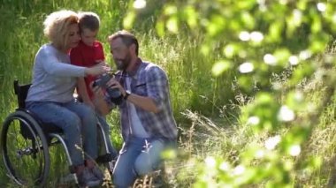 Sevgi dolu aile, parkta fotoğraf çektirirken babalarının çektiği fotoğrafları kullanır. Şehir bahçesinde ya da doğa parkında aile fotoğrafı çektirirdik. Prores 422