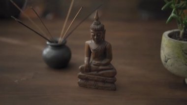 Dekoratif figürler ve dini eşyalar ofiste çalışan iş kadınının masasında. Prores 422