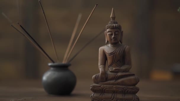 Buddha statyett och rökelse skål, dekorativa paraphernalia på bordet av en frilansare. Arbete under karantänperioden för coronaviruspandemin. Prores 422 — Stockvideo