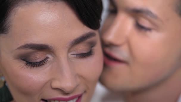 Uwodzicielskie dotyki młodej kochającej się pary — Wideo stockowe
