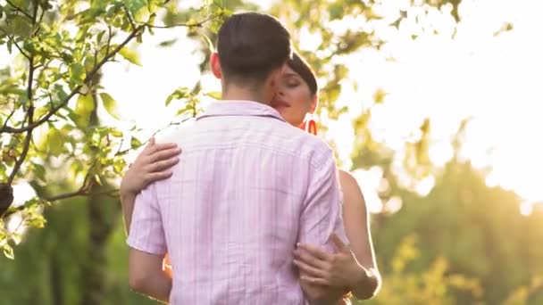 Романтична пара у літньому парку — стокове відео