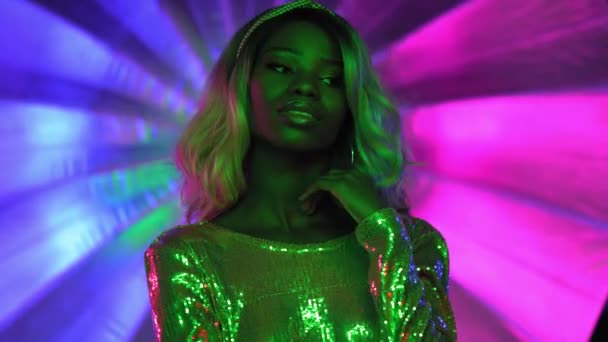 A bewitching lovely African-American posing in a silver sequin dress on a background of silver round colored background. Prores 422 — Stock Footage A bewitching lovely African-American posing in a silver sequin dress on a background of silver round colored background. Prores 422 — Stock Video