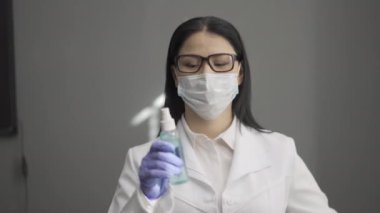 Doktor eğitim videosunda COVID 19 salgını sırasında elleri nasıl dezenfekte edileceğini gösteriyor. Hastane konsepti. Prores 422