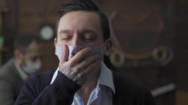 Koruyucu maskeli genç bir serbest öksürük ofiste iş arkadaşlarıyla oturuyor. Soğuk ziyareti olan genç bir adam iş yerini ziyaret ediyor ve meslektaşlarına bulaştırıyor. Karantina konsepti üzerinde çalış. Prores 422
