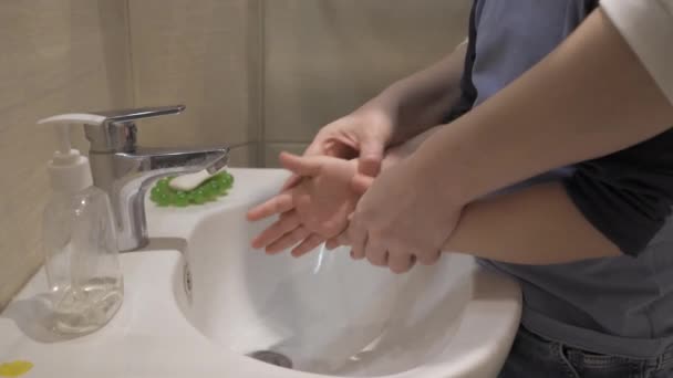 Mère avec son fils se lavant les mains. Bonne mère aidant le petit garçon à se laver les mains en lui apprenant à le faire correctement. Mère avec fils concept. Prores 422 — Video