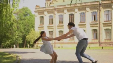 Küçük kız kardeşimle ailecek vakit geçireceğiz..